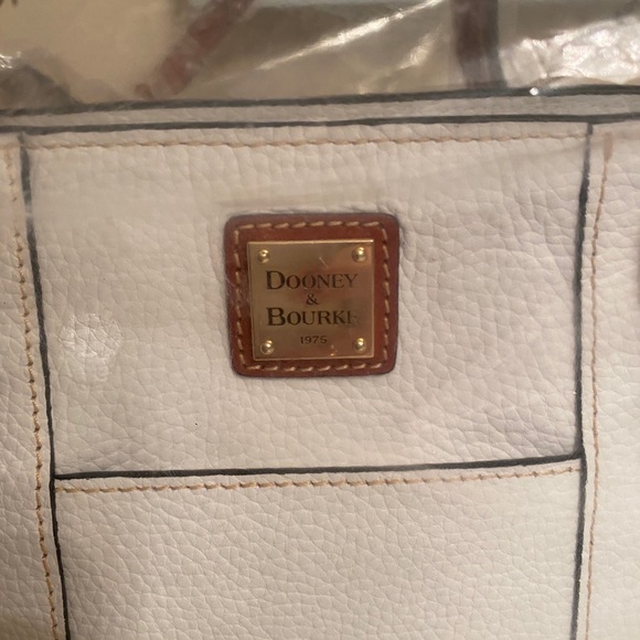 Dooney and Bourke tote style bag - Picture 2 of 4